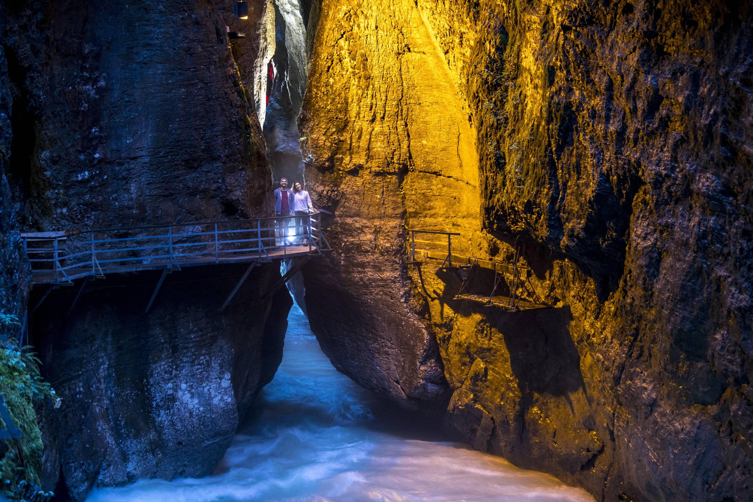 Das mystische Naturschauspiel – die Aareschlucht im Berner Oberland – kann auf sicheren und bequemen Pfaden erkundet werden. Der 1,4 Kilometer lange Weg durch die Schlucht dauert circa 40 Minuten und ist gerade an heissen Sommertagen ein perfekter Ausflug. Lade dir deinen Gratiseintritt herunter und los geht's.