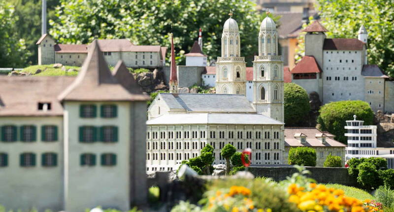 Das Grossmünster und das Zürcher Rathaus gehören zu den detailgetreuen Miniaturmodellen der Swissminiatur und repräsentieren bedeutende Sehenswürdigkeiten des Kantons Zürich.