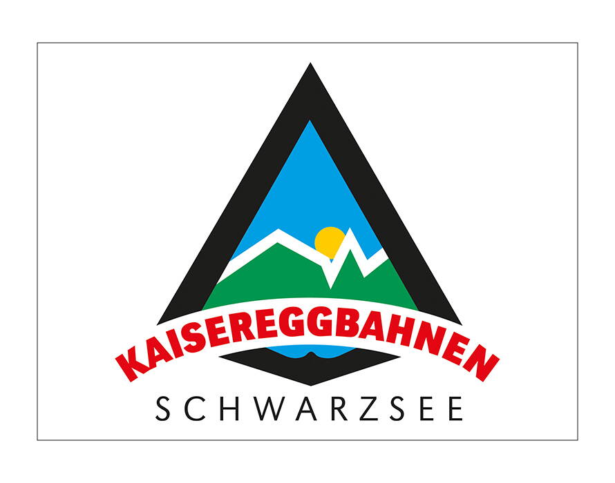 Logo mit schwarzem Dreieck, Berglandschaft, Sonne und Schriftzug „Kaisereggbahnen Schwarzsee“.