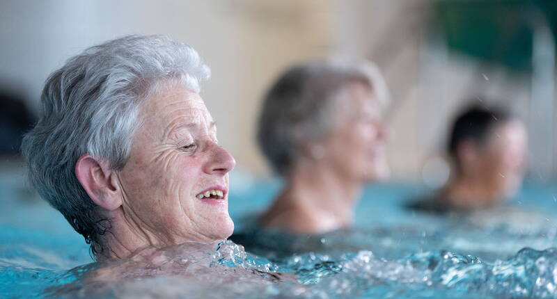 Des personnes profitent d’un moment apaisant dans la piscine, idéal pour la relaxation et la mobilité.