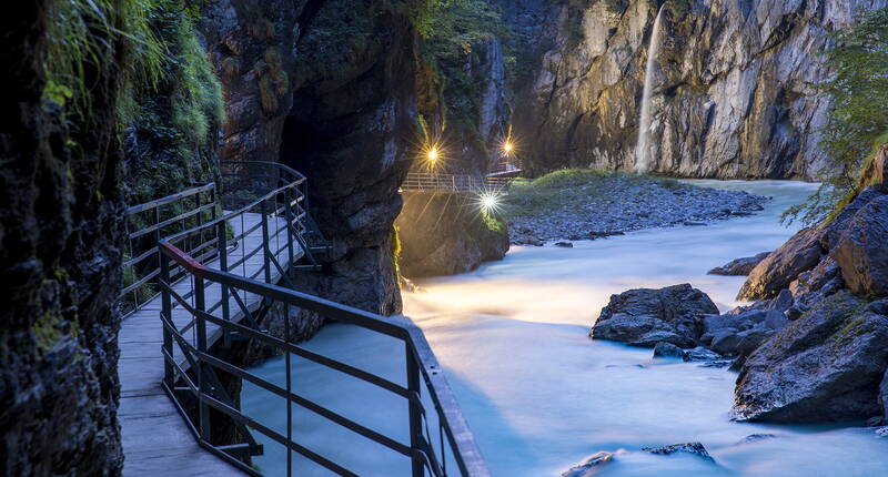 Escursione per famiglie Gola dell'Aare. Questo spettacolo naturale può essere esplorato comodamente su passerelle sicure e attraverso gallerie. L'escursione offre un'ampia varietà di impressioni a seconda del tempo ed è molto adatta alle giornate di sole o addirittura di caldo.