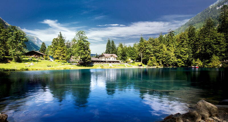 Familienausflug Natur- und Tierpark Blausee. Ein glasklarer See, eingebettet in eine imposante Naturlandschaft – der Blausee. Restaurants, Grillplätze, ein toller Spielplatz, die Forellenzucht, der Blockwald und eine Fahrt im Glasbodenboot. 