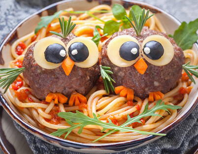 Eulen-Spaghetti Kreative Kindermahlzeit: Hackbällchen-Eulen auf Spaghetti mit Gemüse