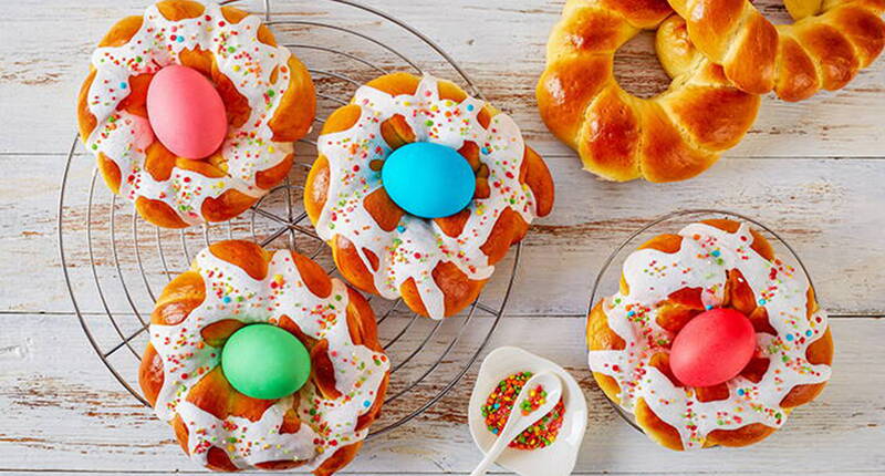 Ricetta per una super deliziosa corona dolce di Pasqua con glassa reale - fatta con un impasto dolce di lievito. Gli allergici fanno la pasta di lievito con un latte vegetale (latte d'avena e simili). La glicerina dà al condimento una consistenza morbida. È decorato con zucchero colorato di grandine.
