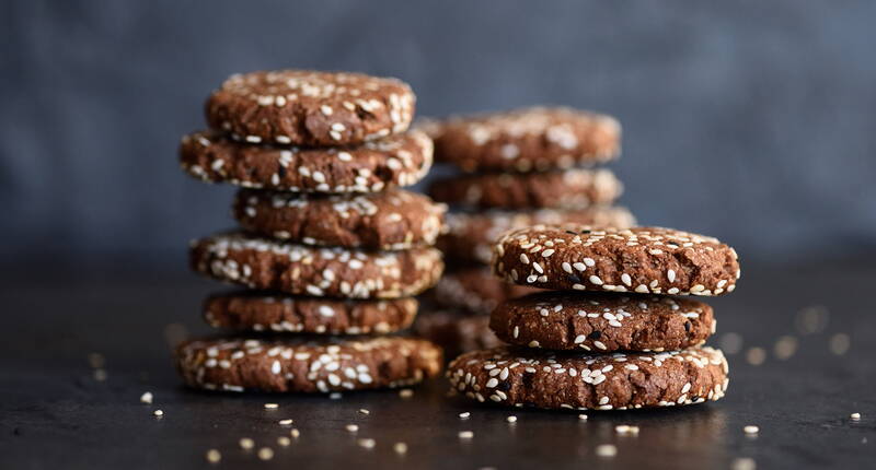 Reproduis ces délicieux biscuits au sésame et au chocolat et tes visiteurs/ta famille/tes connaissances seront ravis.