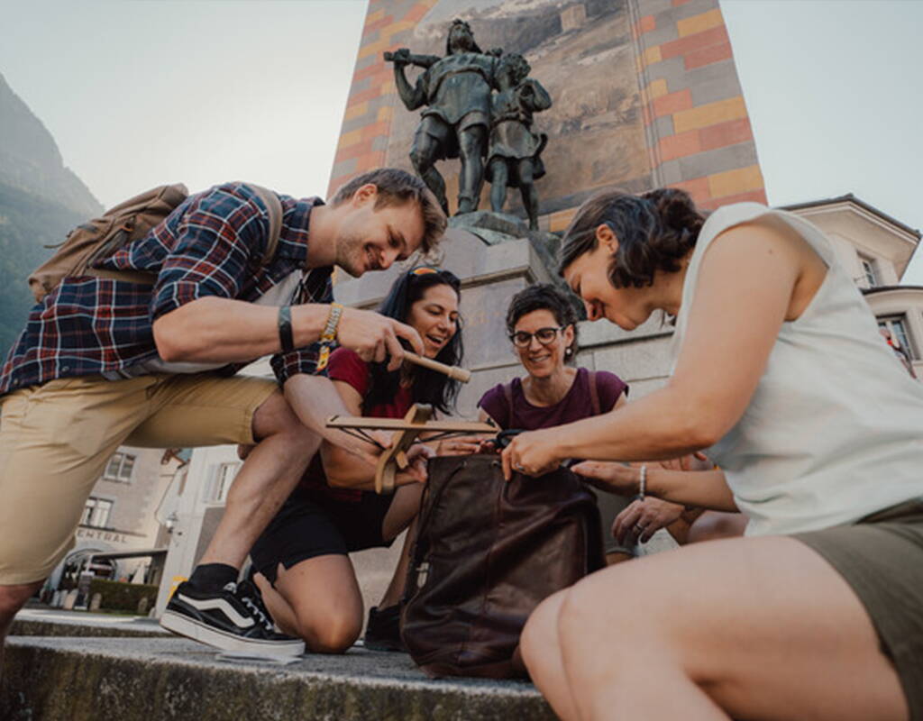 Ermittlerteam untersucht Spielmaterial beim Wilhelm Tell Denkmal in Altdorf Uri
