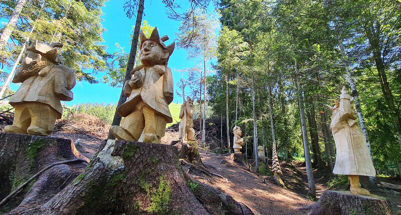 Avec Cléo, vous partez à l'aventure sur le chemin des contes à travers la forêt de Heiligkreuz. Ce n'est qu'en résolvant correctement toutes les énigmes que vous pourrez aider le dragon à retrouver la santé.