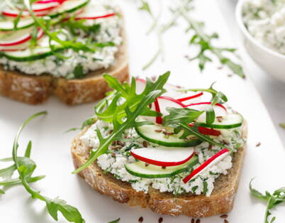 Pain complet avec fromage cottage, radis et roquette – snack du soir léger et riche en protéines