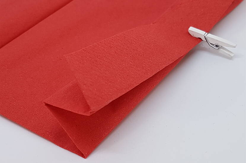 Geschenkverpackung mit Spitzenbordüre & Serviettenblumen Heute zeigen wir dir, wie du aus Packpapier, Papierservietten und Spitzenband schöne Geschenkverpackungen bastelst.