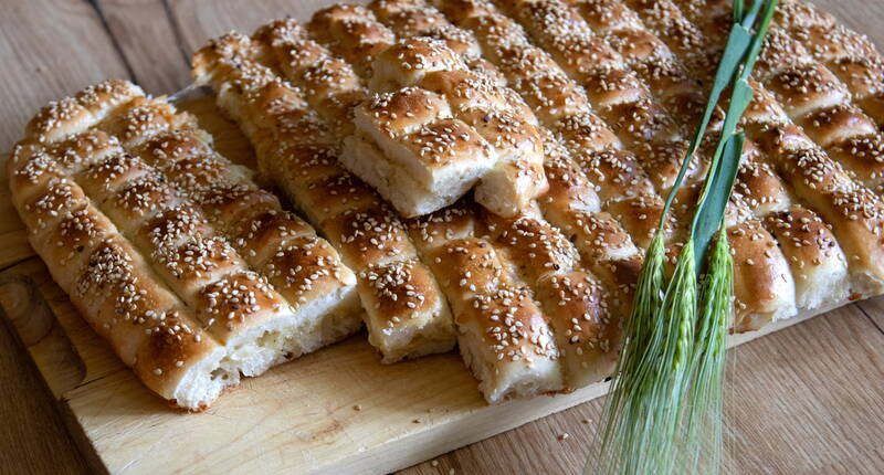 Le pain farci au fromage se marie parfaitement avec une salade fraîche et croquante et constitue un accompagnement parfait pour les barbecues d'été.