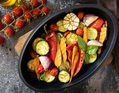 Gegrilltes Gemüse mit Paprika, Zucchini und Tomaten – gekochtes Gemüse hält sich maximal 2 Tage im Kühlschrank