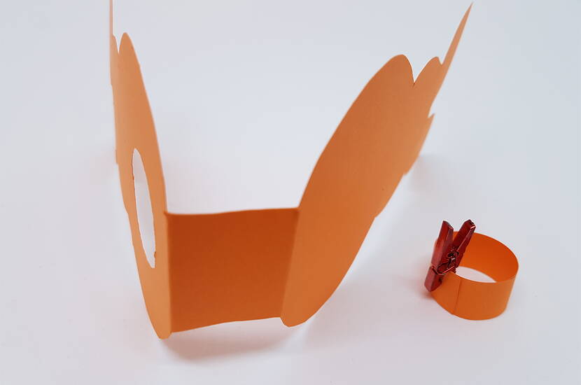 Osterhasenverpackung für Schokoladenkugeln Die perfekte Osterverpackung für leckere Schokoladenkugeln. Lade dir unsere Bastelvorlage herunter und bastele dir Verpackung in Form eines Osterhasen nach.