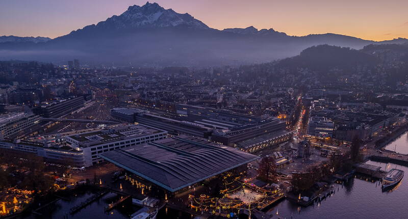 Vue aérienne spectaculaire de Lucerne au lac des Quatre-Cantons à l'heure bleue avec la Magie de glace illuminée sur l'Europaplatz