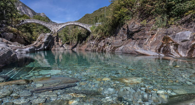 Excursion en famille Sentierone Verzasca. Une des plus belles randonnées du Tessin, le long de la Verzasca qui traverse toute la vallée jusqu'à Sonogno.