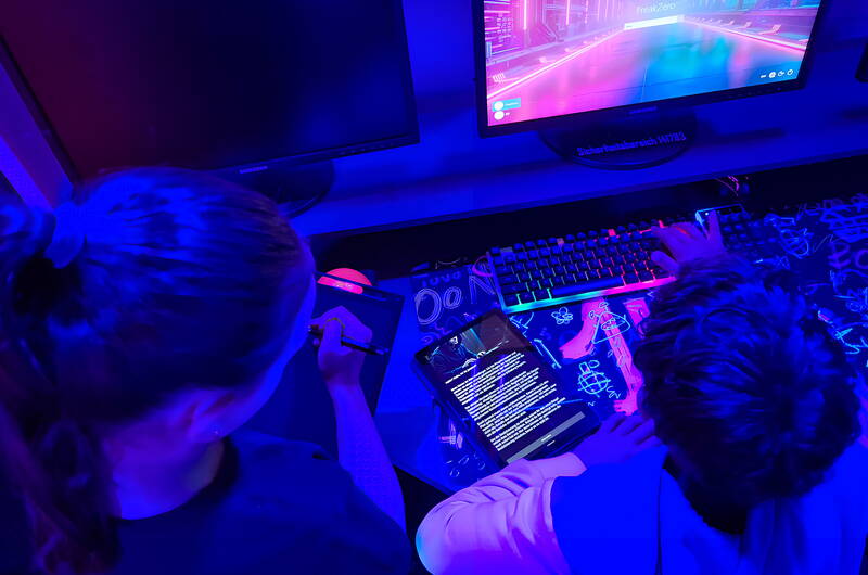 Löst gemeinsam digitale Rätsel im Escape Room Freak Zero. Jetzt 25 % Rabatt auf das Familienangebot bei Escape Factory Sursee – nur auf MiBon!