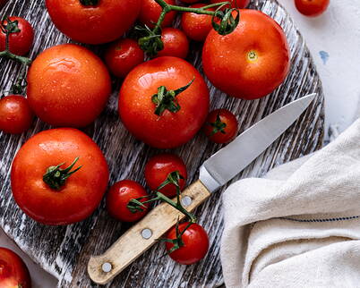 Eine selbstgemachte Gesichtsmaske aus Tomaten eignet sich besonders für fettige und unreine Haut, da sie überschüssiges Fett entfernt und die Poren verfeinert.