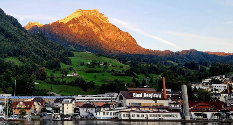 Une tradition fascinante au bord du lac des Quatre-Cantons: la verrerie Glasi Hergiswil – une destination d'excursion passionnante pour petits et grands!