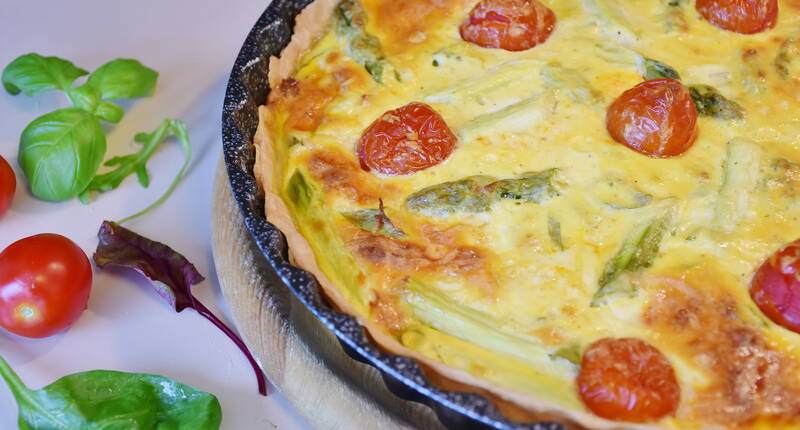 Frühlingszeit ist Spargelzeit. Mit unserer Spargel-Tomaten-Quiche holst du dir den Frühling ins Haus und auf den Tisch.