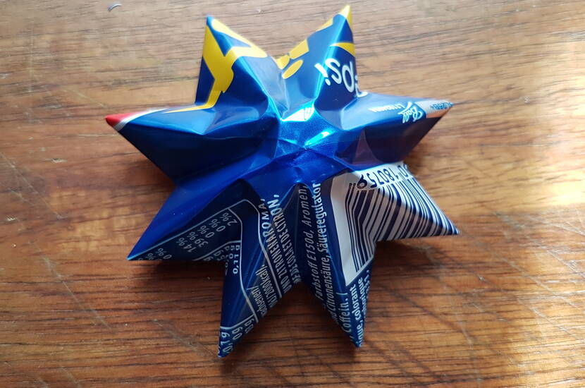 Kleiner Weihnachtsstern aus Aludose Heute zeigen wir dir, wie du aus einer leeren Coca Cola Dose (auch jede andere handelsübliche Alugetränkedose ist dafür geeignet), einen wunderschönen, langlebigen und auch für den Aussenbereich geeigneten Weihnachtsstern für deinen Tannenbaum basteln kannst.