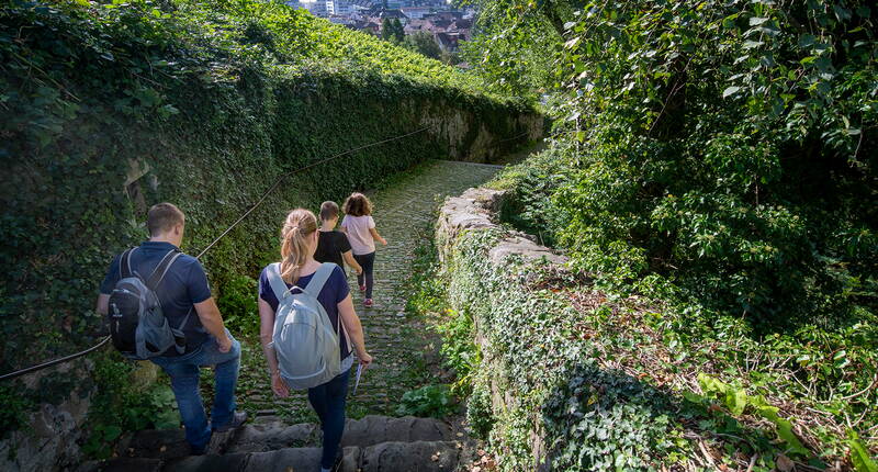 Famille suit piste d'énigmes dans ruelles sinueuses vieille ville Altdorf Uri