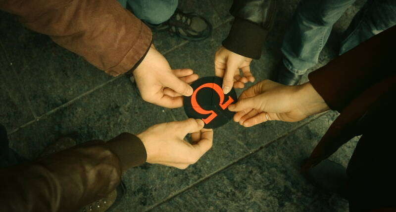 Zusammen zum Ziel: Das legendäre Omega-Symbol aus dem Sato Code Escape Game. Perfekt für Familien, Freundesgruppen oder als unvergessliches Date – spielbar in über 20 Schweizer Städten.