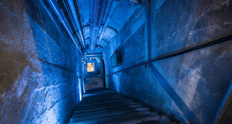 Corridoio inclinato e scala stretta che conduce alle gallerie più profonde della fortificazione.