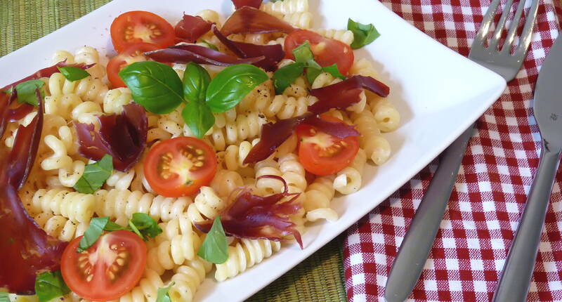 Préparée en une demi-heure seulement, notre délicieuse salade de fusilli est le plat parfait pour les chaudes journées d'été.