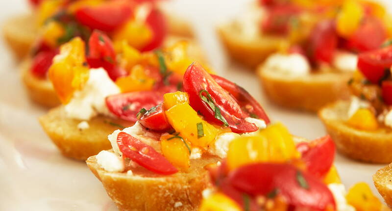 In un attimo, una baguette si trasforma in una bruschetta super gustosa che si distingue piacevolmente dalle varianti standard. Il mango fresco, il formaggio feta tagliato a cubetti e il succo di lime appena spremuto danno alla nostra bruschetta quel qualcosa in più.