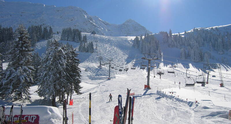 Excursion en famille à Mörlialp. Mörlialp est un domaine skiable typiquement familial avec une offre étonnamment attrayante. Le parking gratuit situé juste à côté des installations et des pistes est particulièrement apprécié.