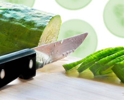 Eine selbstgemachte Gesichtsmaske aus Gurken kann dazu beitragen, die Haut zu beruhigen und zu erfrischen, da Gurken viel Flüssigkeit und Vitamine enthalten. Die Maske eignet sich besonders für Menschen mit empfindlicher oder zu Akne neigender Haut.