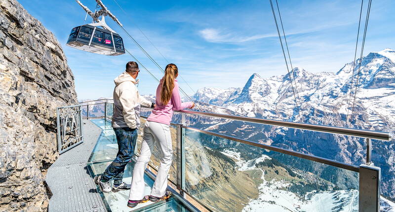 Excursion en famille au Schilthorn – Nulle part ailleurs, les montagnes grandioses de l'Oberland bernois ne se présentent de manière aussi imposante qu'au Schilthorn, à 2970 m d'altitude. Le voyage passe par des cascades rugissantes et des parois rocheuses abruptes. 