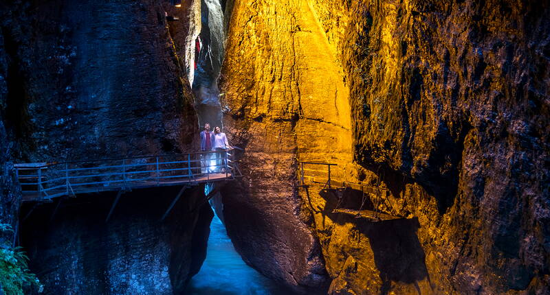 Voucher ingresso gratuito alla Gola dell'Aare a Meiringen. Scarica subito il tuo voucher e visita la mistica, oscura e preziosa Gola dell'Aare. L'escursione offre le impressioni più varie a seconda del tempo ed è molto adatta nei giorni di sole o addirittura di caldo come un modo piacevole per rinfrescarsi, così come in caso di tempo incerto o piovoso. 