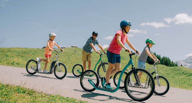 C'est en trottinette que l'on apprécie le mieux la liberté du VogellisiBerg. Avec 45 kilomètres répartis sur 7 itinéraires, la descente se fait en toute insouciance. Le bus ou le train permettent de rejoindre rapidement le point de départ suivant.