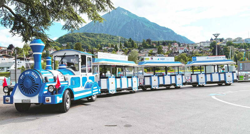 Destinazioni delle escursioni Berna – Escursione per famiglie «Spiezer Zügli». Il famoso treno blu su ruote è un simbolo di Spiez. Scoprite Spiez con un piacevole giro tra la stazione ferroviaria e  il porto della nave.