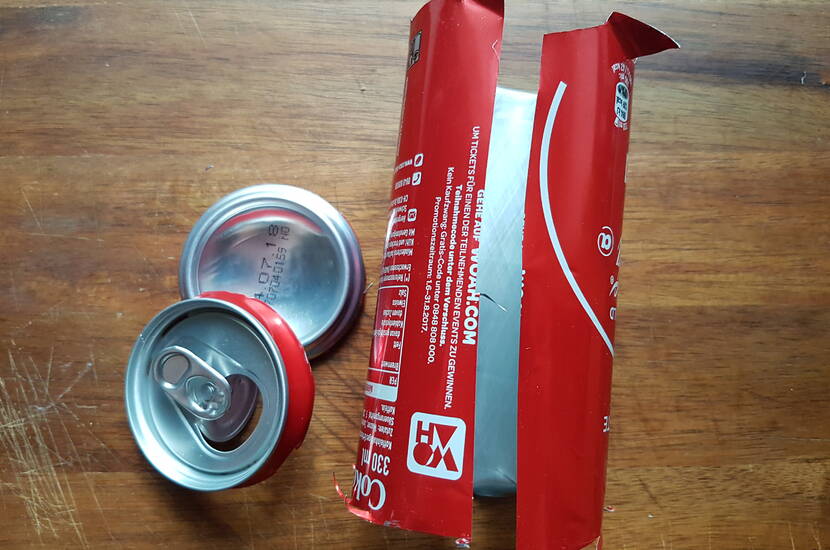 Grosser Weihnachtsstern aus Aludose Heute zeigen wir dir, wie du aus einer leeren Coca Cola Dose (auch jede andere handelsübliche Alugetränkedose ist dafür geeignet), einen wunderschönen, langlebigen und auch für den Aussenbereich geeigneten Weihnachtsstern für deinen Tannenbaum basteln kannst.