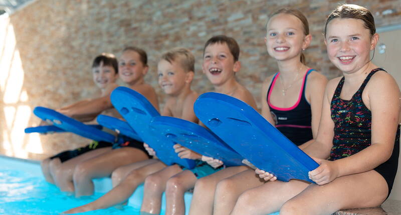 Fino a CHF 100 di sconto sul vostro prossimo corso Let's Swim. Scaricate subito il vostro buono personale e approfittate di uno sconto fino a 100 CHF. Let's Swim è il corso di nuoto per bambini dai 4 agli 8 anni in cui imparano varie tecniche di nuoto senza alcuna pressione per la prestazione.