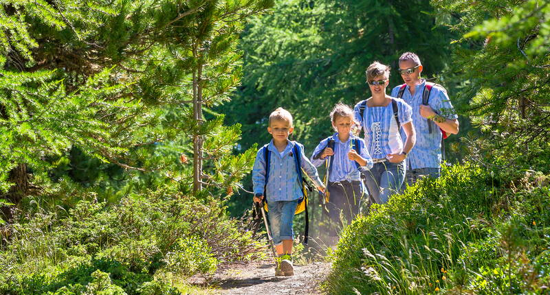 Familienausflug Hannigalp Grächen. Erlebe einen zauberhaften Aufenthalt mit deiner Familie in Grächen und entdecke das vielfältige Angebot. Geniesse die Erlebnis- und Familiengastronomie im neuen topmodernen Familien-Bergrestaurant und entdecke das einmalige Indoor-Spielparadies. 