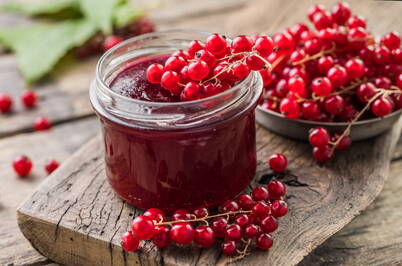 Säuerlich-frische rote Johannisbeeren werden zu einer glänzenden, intensiv roten Konfitüre eingekocht, die perfekt zu süssem Gebäck passt.