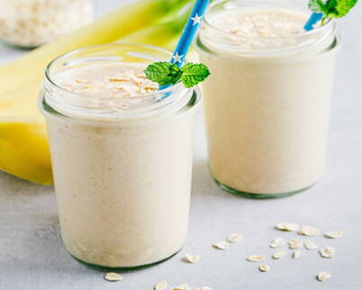 Eine reife Banane, eine halbe Tasse griechischer Joghurt, eine Portion Proteinpulver, eine halbe Tasse Haferflocken und eine halbe Tasse Milch in einen Mixer geben und gut mixen. Der Shake ist sättigend und enthält viele Proteine ​​und Ballaststoffe.