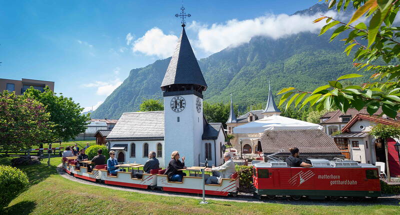 Familienausflug Swiss Vapeur Parc. Dieser einmalige Park, nur einige Schritte vom Ufer des Genfersees entfernt, offenbart seine Schätze auf einem 19’000 m2 grossem Gelände. Ein weitergereister, begeisterter Modelleisenbahner sagte einst, dass sich hier die Sorgen des Alltags wie in Luft auflösen.