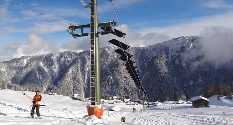 Umweltfreundlich Skifahren in den Bündner Safiental. Da der Skilift sogar mehr Strom produziert als er für den eigenen Antrieb benötigt, wird der zusätzliche Solarstrom ins Netz eingespiesen.