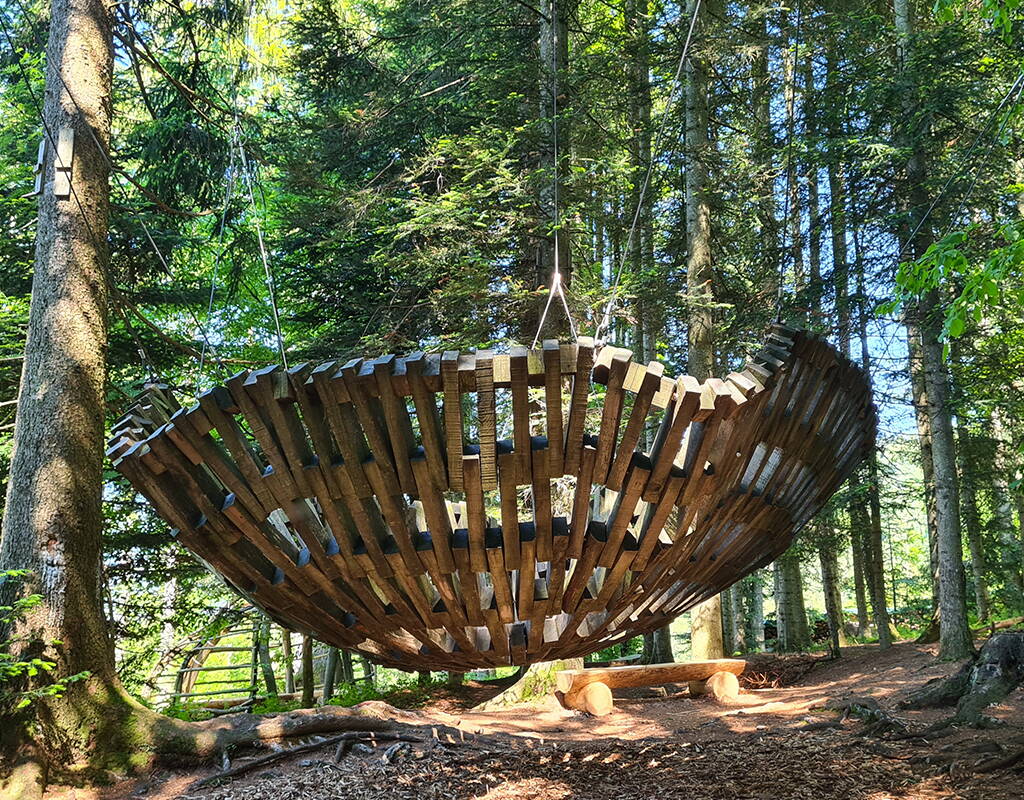 Nicht nur wunderschöne Holzschnitzereien und Plätze zum Spielen und Picknicken warten auf dich, sondern auch ein abenteuerlicher Märchenweg durch den Wald von Heiligkreuz. Lade dir deinen persönlichen Rabatt-Gutschein herunter und schon kann es losgehen.