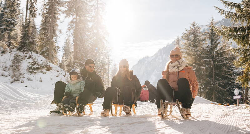 Excursion familiale de luge au Wiriehorn. Avec la nouvelle piste de bifurcation rapide, même les skieurs avancés sont mis à l'épreuve. La descente est longue de 5 kilomètres.