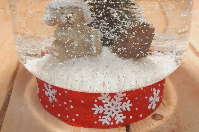 Boule à neige faite maison Conseil de bricolage pour l'hiver – Que ce soit pour décorer l'entrée ou pour offrir à la famille et aux amis, la boule à neige faite maison crée l'ambiance adéquate et fait briller les yeux. Vous apprendrez ici comment bricoler à peu de frais cette boule de neige pleine d'ambiance avec vos enfants.