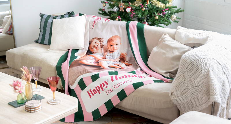 Plaid doux avec photo et design personnel – pour une ambiance chaleureuse et festive dans le salon.