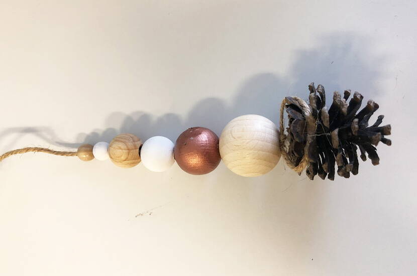 Tannzapfendeko Aus Holzkugeln und Tannzapfen entstehen innert kürzester Zeit fantastische Anhänger, der sowohl Weihnachtsbaum, Adventsfenster als auch den Eingangsbereich zur Winterzeit ziert. Wie ihr diesen mit wenig Aufwand mit den Kindern nachbasteln könnt, erfahrt ihr hier.