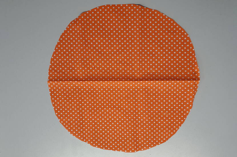 Schritt-für-Schritt Nähanleitung für schöne und haltbare Stoffkürbisse. Alles, was du brauchst, ist ein Stück Stoff in der gewünschten Farbe, Nadel & Faden, Stopfwatte, ein hübsches Satinband und ein kleines Aststück.