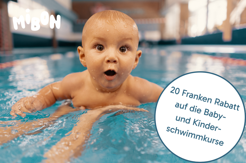 20‑Franken‑Rabatt auf Baby‑ und Kinderschwimmkurse Baby im Wasser während eines Schwimmkurses, kombiniert mit Hinweis auf den MiBon‑Rabatt für Baby‑ und Kinderschwimmkurse.