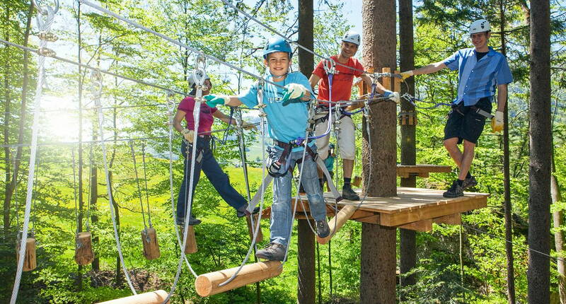 Buts d'excursion en Suisse orientale – Excursion en famille à Atzmännig. Fais l'expérience des loisirs à l'état pur! Ici, tu trouveras tout – parc d'attractions, parc à cordes ou piste de luge, tous les besoins sont satisfaits. Sensations fortes et détente pour petits et grands! Pas ouvert toute l'année. Tu trouveras les heures d'ouverture sur la page d'accueil.