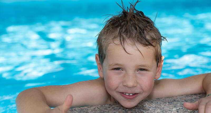 Fino a CHF 100 di sconto sul vostro prossimo corso Let's Swim. Scaricate subito il vostro buono personale e approfittate di uno sconto fino a 100 CHF. Let's Swim è il corso di nuoto per bambini dai 4 agli 8 anni in cui imparano varie tecniche di nuoto senza alcuna pressione per la prestazione.